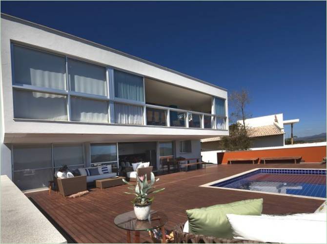 Zwembad voor het huis door architect David Guerra