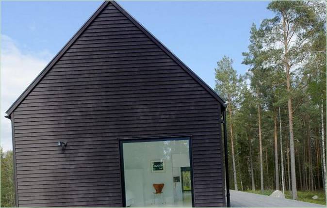 Een modern Vikinghuis aan een meer in Zweden