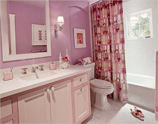 Kinderbadkamer in roze tinten