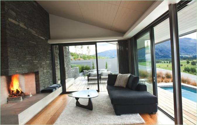 Interieurontwerp van de woonkamer met open haard Wanaka Residence in Nieuw-Zeeland