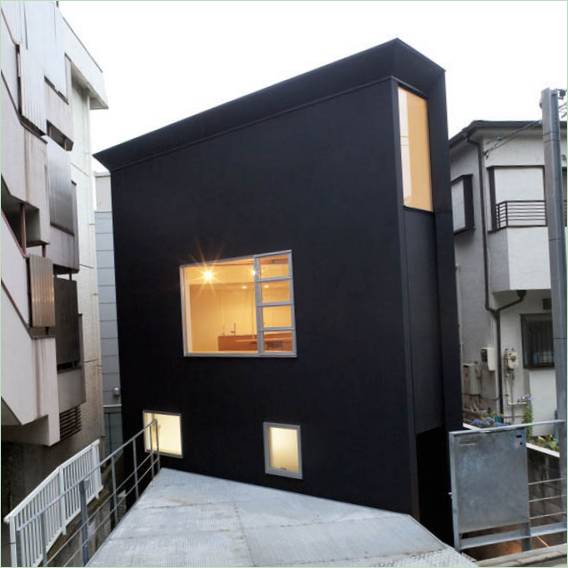 Gevel van een smal huis in Japan