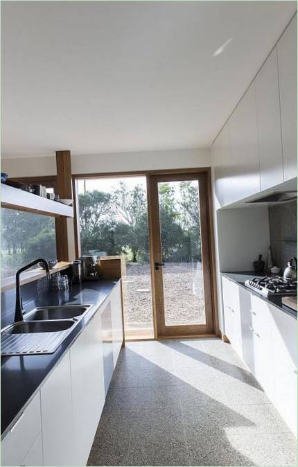Keuken met toegang tot de binnenplaats via een glazen deur