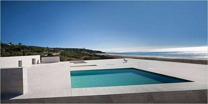 Zwembad op het dak van de Spaanse residentie House of Infinite