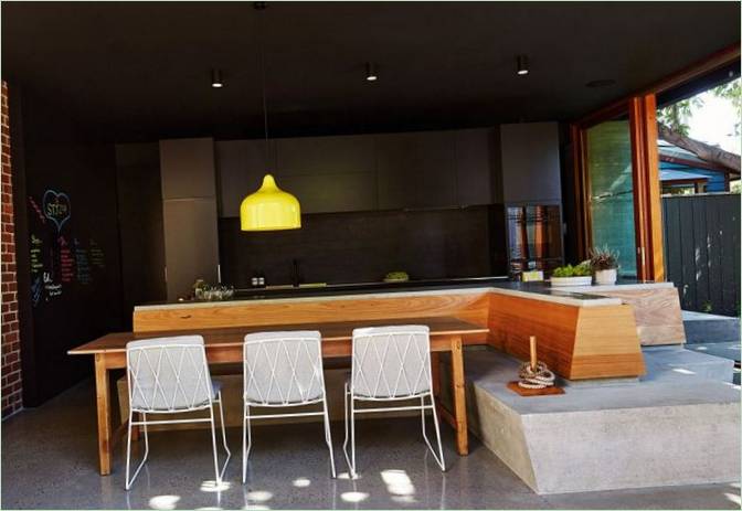 Combinatie van donkere keukentinten met houten meubels en elementen