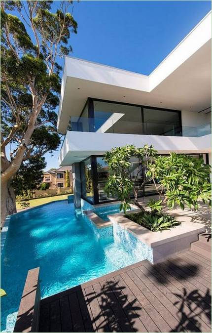 Het zwembad van een moderne gezinswoning in Australië