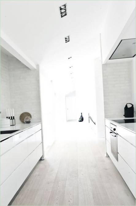 Stijlvolle witte keuken in een huis in Fredensborg