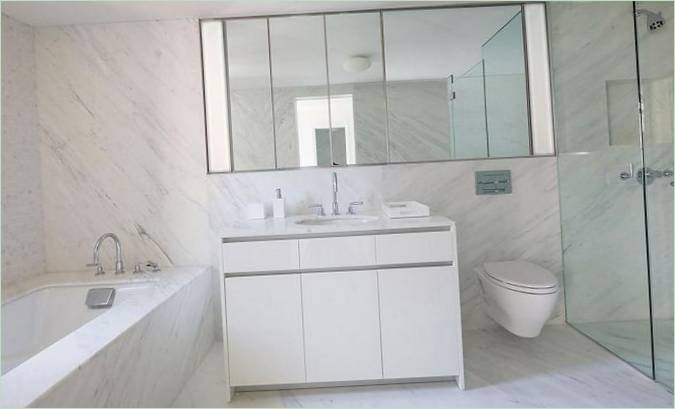 Marmeren badkamer met glazen douche