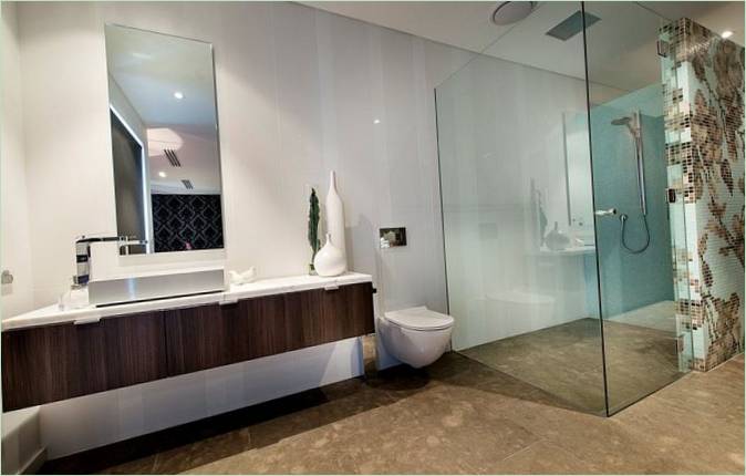 De doucheruimte van een moderne gezinswoning in Australië